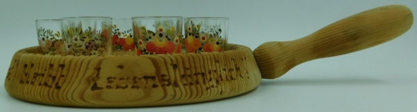 Massive Schnapsrunde aus Holz mit 8 handbemalten Gläsern aus Reims/Frankreich